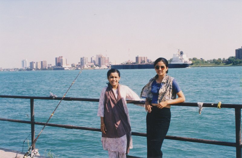 004-The Canada-US border seen from Detroit.jpg